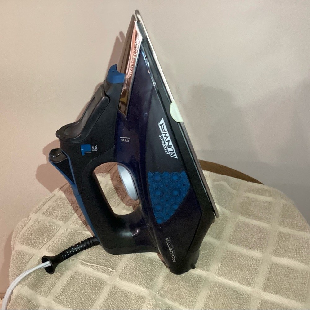 New Rowenta DW5051 Iron - Project Runway Edition - Picture 5 of 10